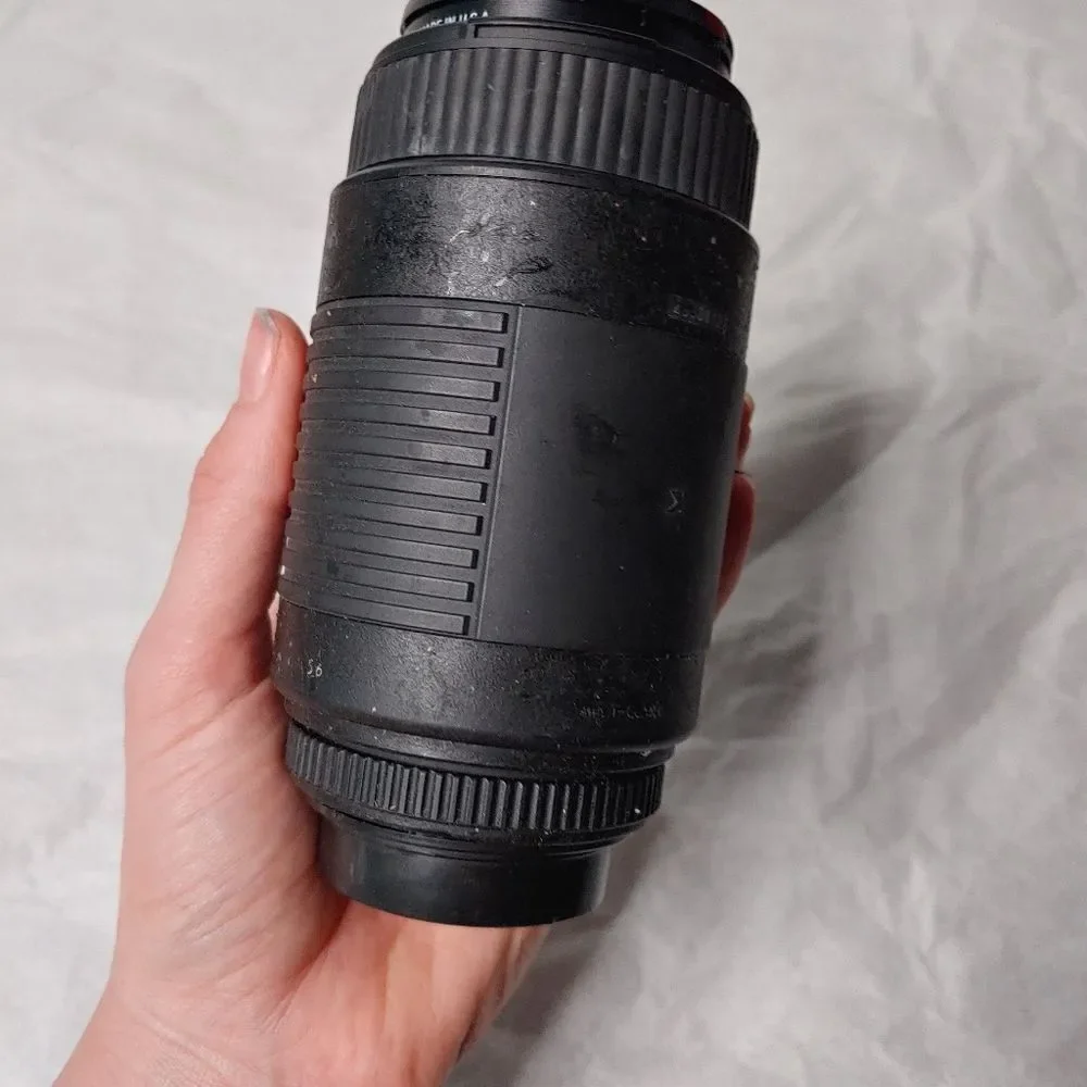 Sigma DL Zoom 75-300mm 1:4-5.6 Auto Focus Lens with Sun Shade